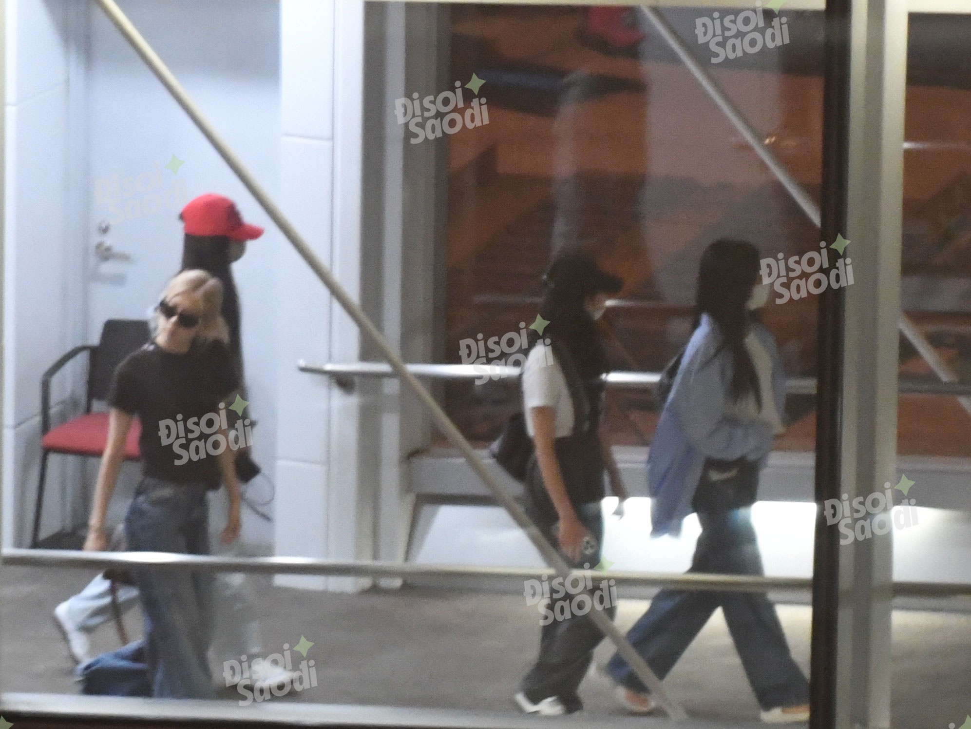 Toàn cảnh BLACKPINK đến Việt Nam: 4 nàng khoe visual cực phẩm, phi cơ và bảo an hoành tráng, cả biển fan đón chào! - Ảnh 21. Toàn cảnh BLACKPINK đến Việt Nam: 4 nàng khoe visual cực phẩm, phi cơ và bảo an hoành tráng, cả biển fan đón chào! - Ảnh 21.