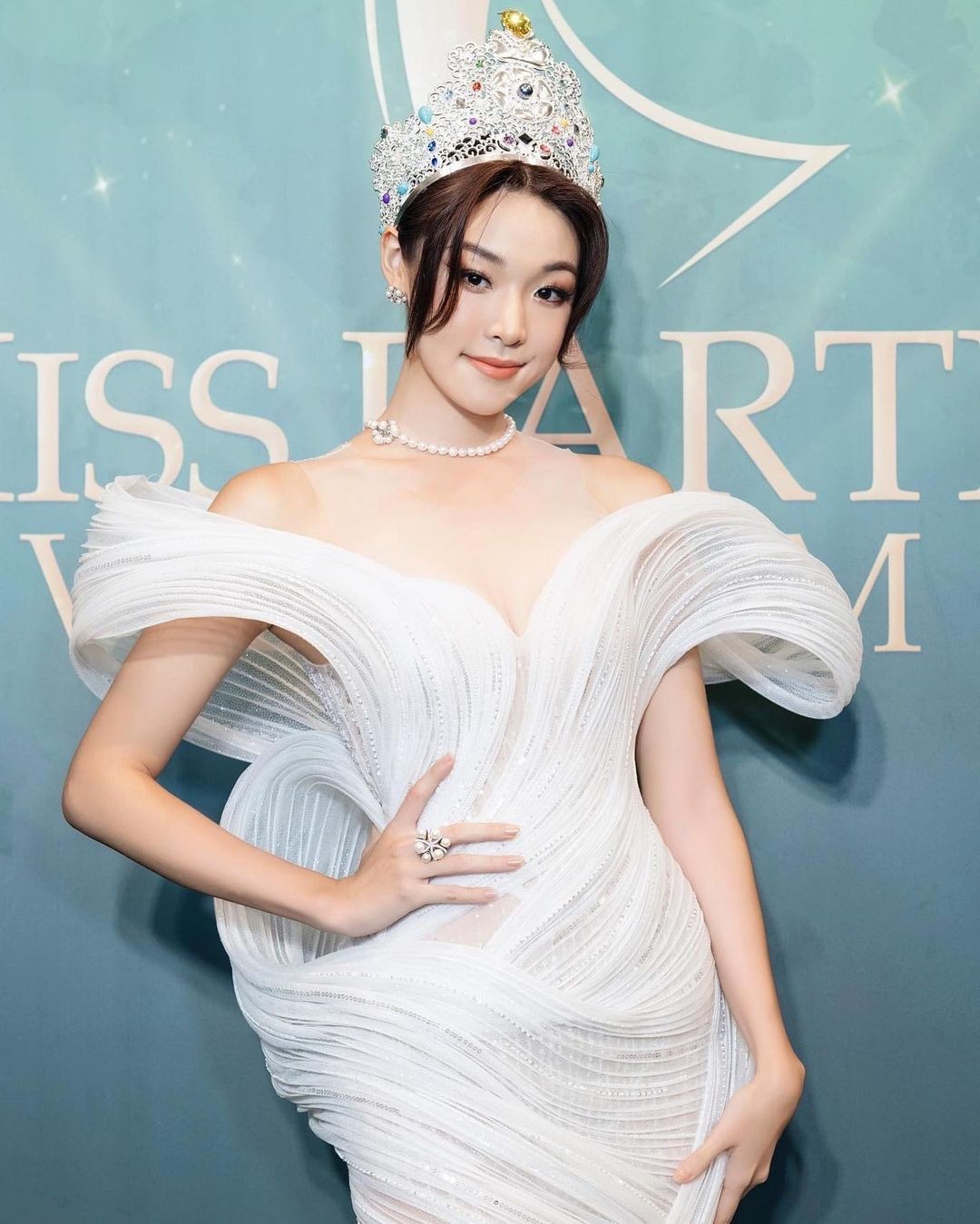 Đương kim Hoa hậu Trái Đất chụp ảnh áo tắm ở Việt Nam - Ảnh 3.