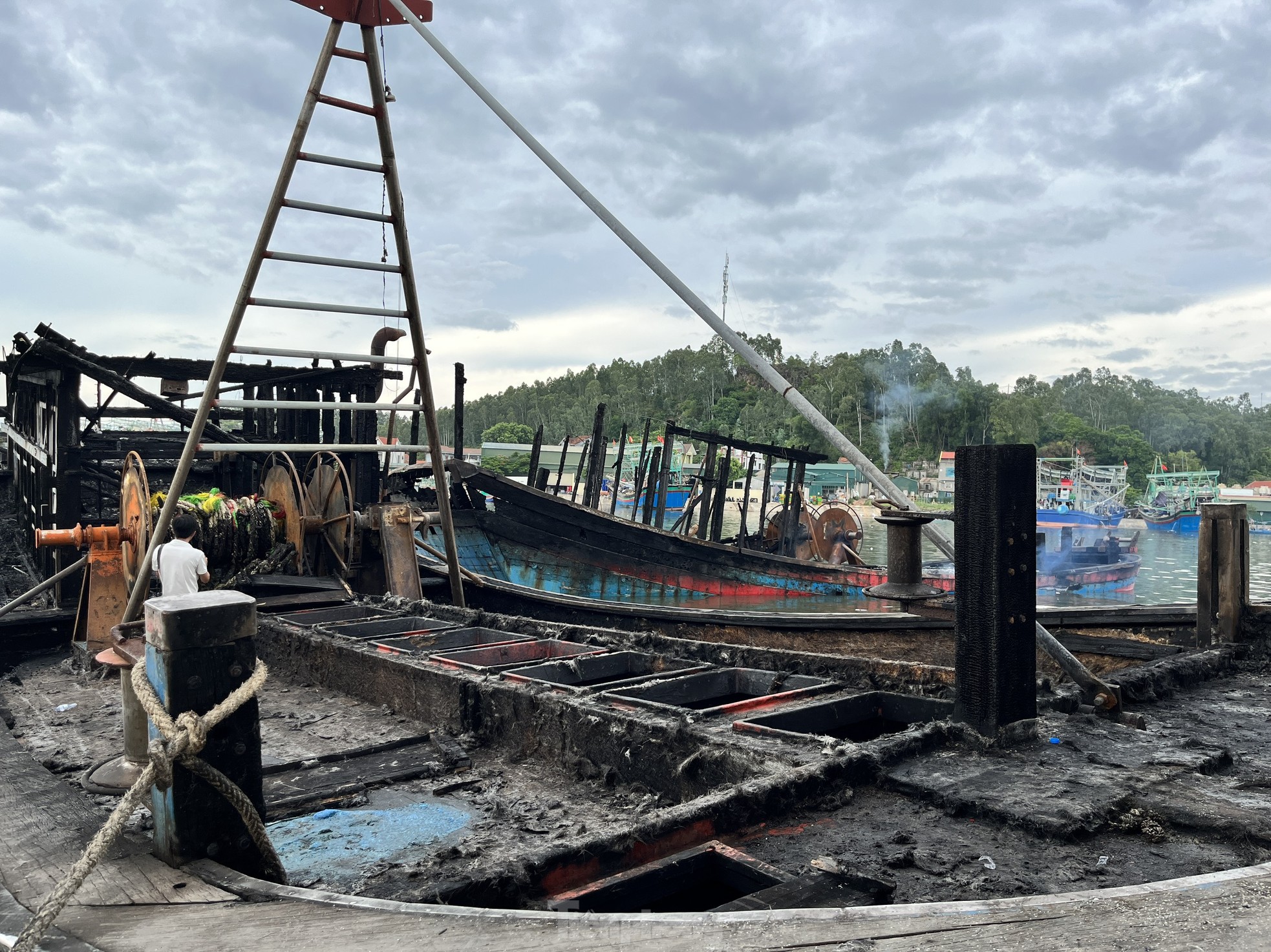 Toàn cảnh vụ cháy ngùn ngụt 5 tàu cá 40 tỷ đồng ở Nghệ An - Ảnh 20.