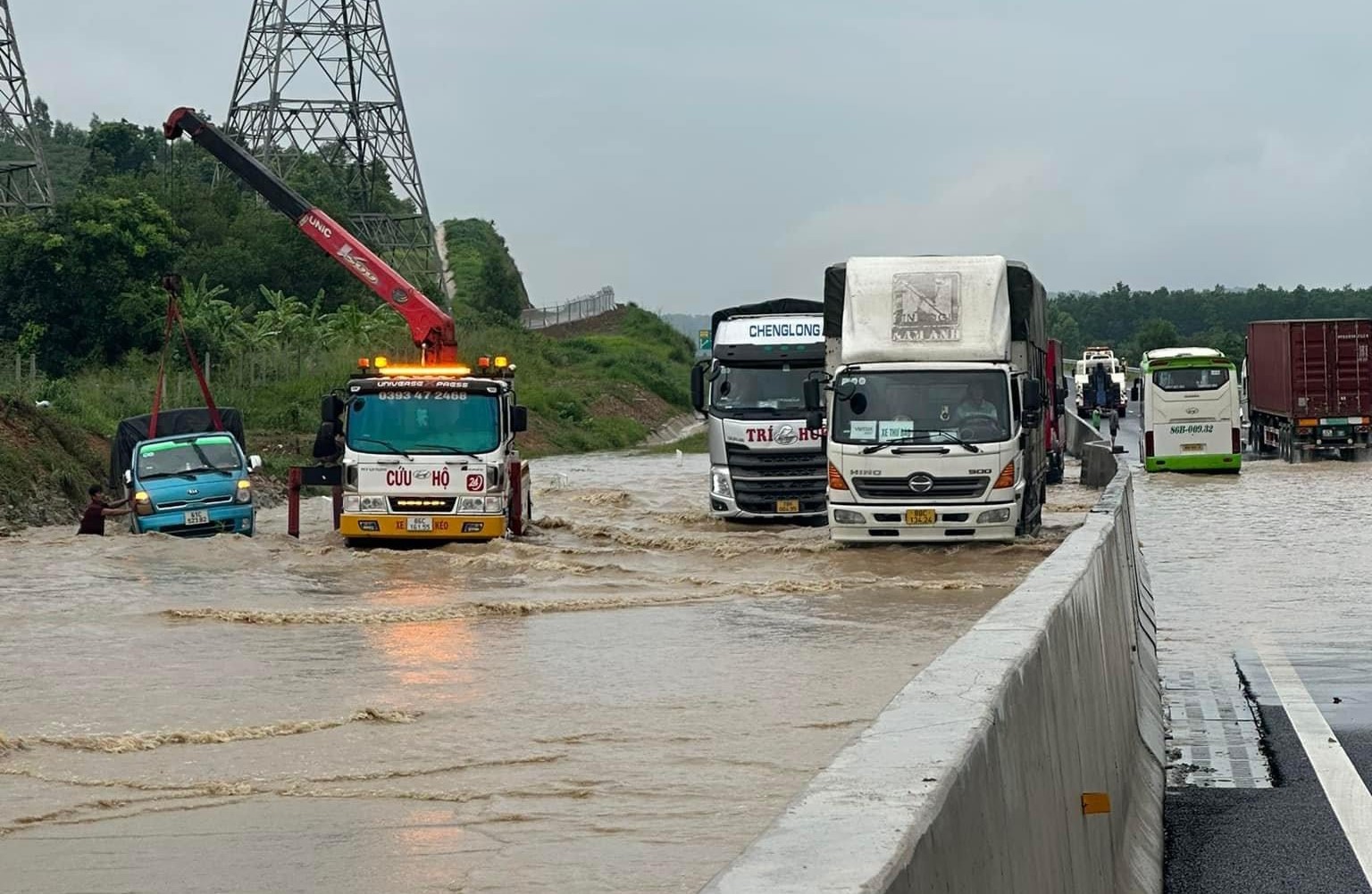 Vì sao tuyến cao tốc Dầu Giây - Phan Thiết mới sử dụng đã bị ngập? - Ảnh 1.