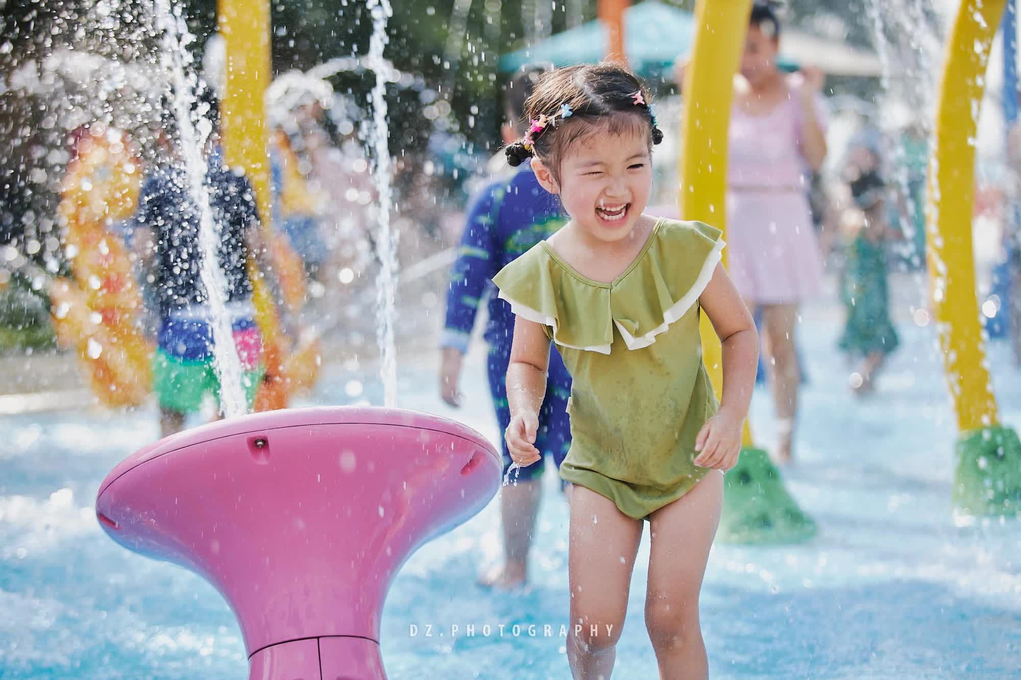 Nghỉ h&egrave;, b&eacute; g&aacute;i được bố mẹ tặng chuyến đi biển, cắm trại, chơi c&aacute;t th&iacute;ch m&ecirc; ngay trong l&ograve;ng H&agrave; Nội - Ảnh 1.
