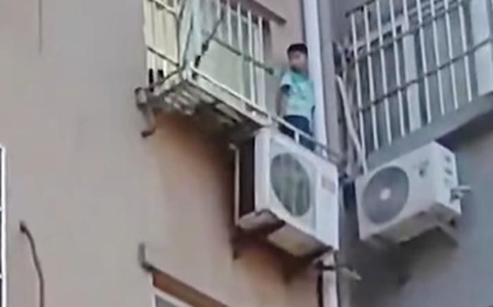 Cậu bé 6 tuổi nhảy từ tầng 5 xuống để thoát đòn roi của mẹ - Ảnh 1.