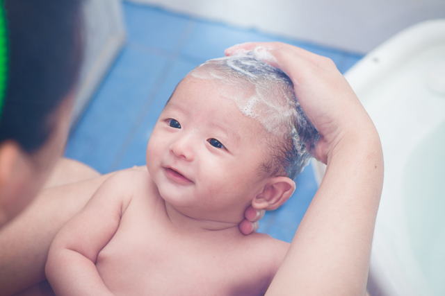 Cẩm nang tắm cho bé đúng cách bảo vệ khỏi vi khuẩn ngày hè - Ảnh 3.