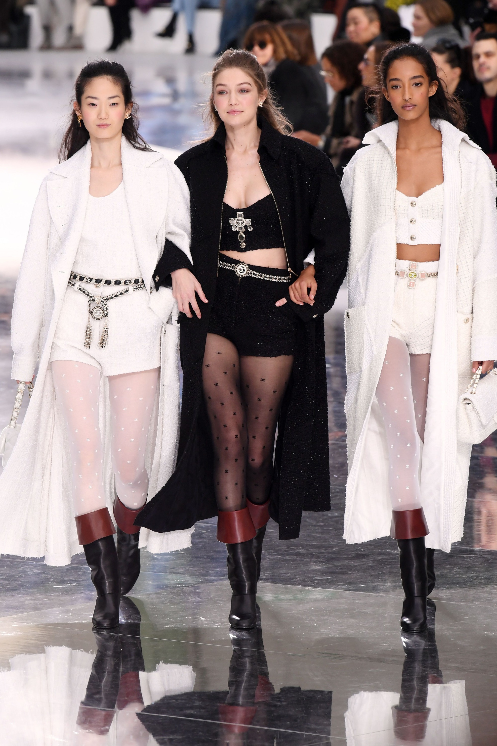Bạn thân Jennie: Chân dài châu Á đầu tiên tạo kỷ lục ở show Chanel, cực bén duyên với thời trang cao cấp - Ảnh 3.