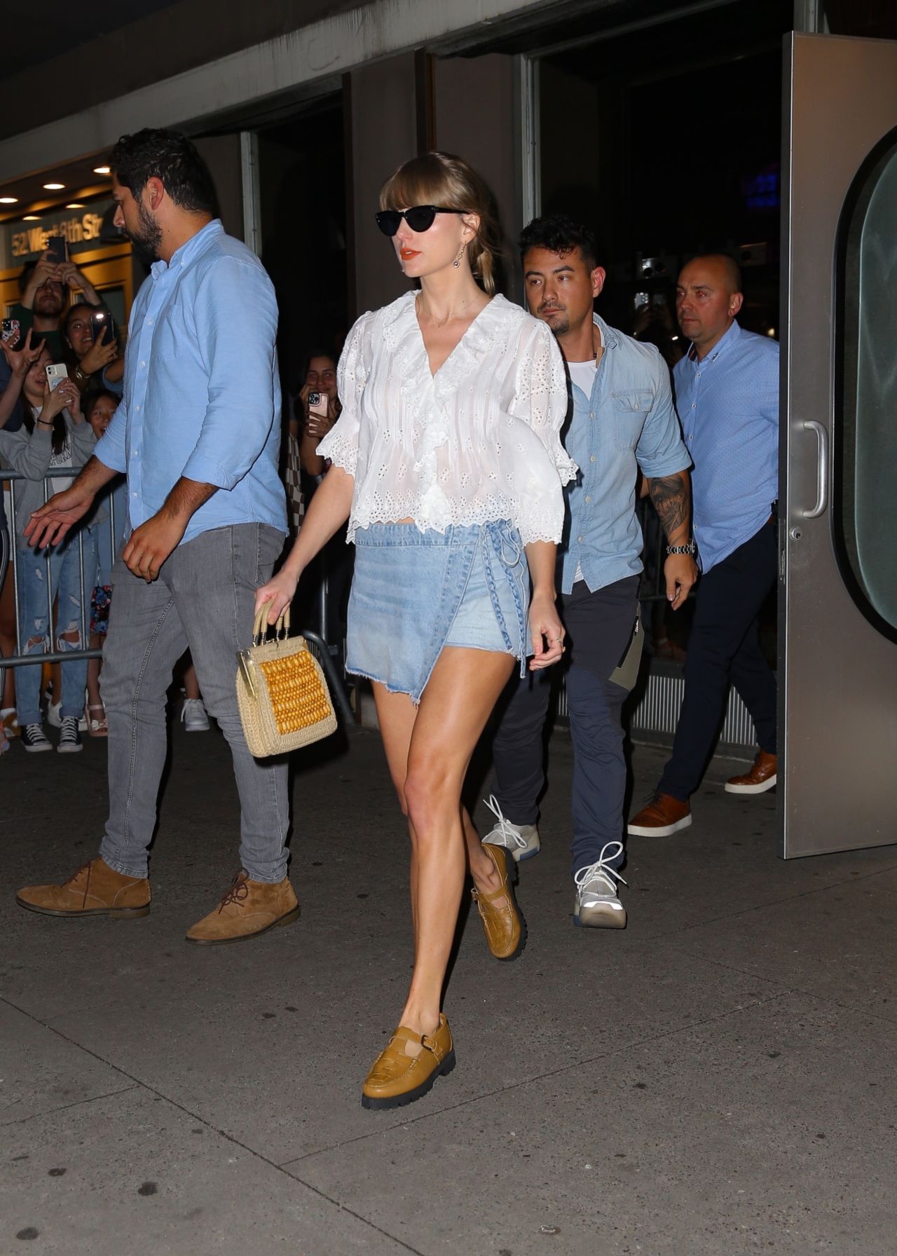 Thời trang đơn giản, trẻ trung của Taylor Swift ở tuổi 34 - Ảnh 5.