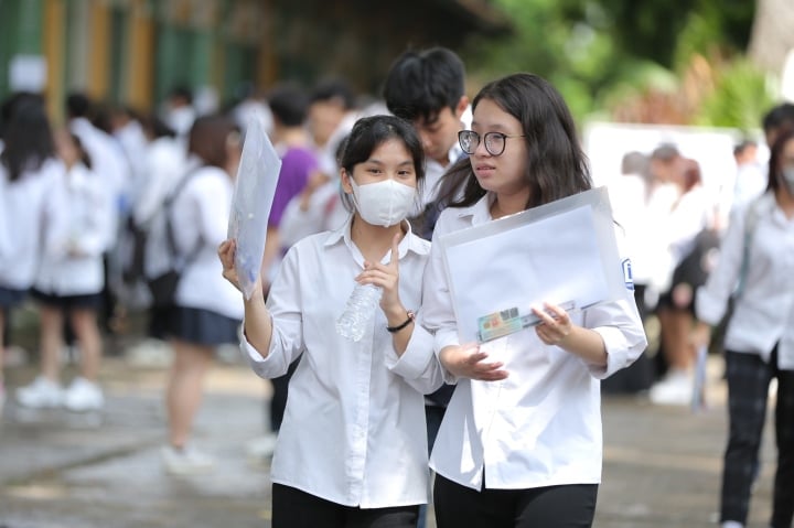 Các trường tư thục Hà Nội đồng loạt tăng điểm chuẩn lớp 10 - Ảnh 1.