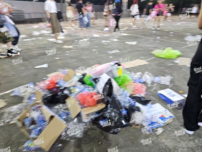 Sân Mỹ Đình ngập rác sau ngày 1 concert BLACKPINK: BTC xác nhận phí dọn vệ sinh đã bao gồm trong giá vé - Ảnh 3.