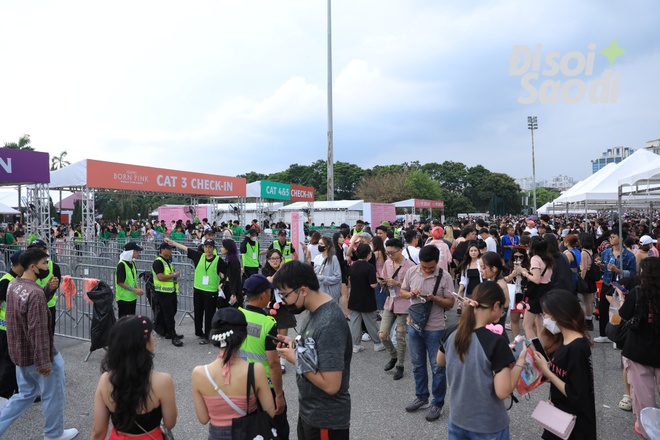 Dàn sao đổ bộ ngày 2 concert BLACKPINK tại Hà Nội: Jun Vũ - S.T Sơn Thạch - Min tụ hội, &quot;Hot girl Tây Hồ&quot; xuất hiện giờ chót! - Ảnh 16.