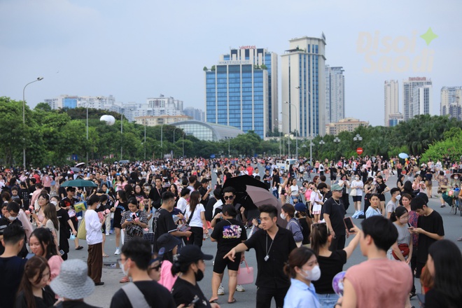Dàn sao đổ bộ ngày 2 concert BLACKPINK tại Hà Nội: Jun Vũ - S.T Sơn Thạch - Min tụ hội, &quot;Hot girl Tây Hồ&quot; xuất hiện giờ chót! - Ảnh 17.