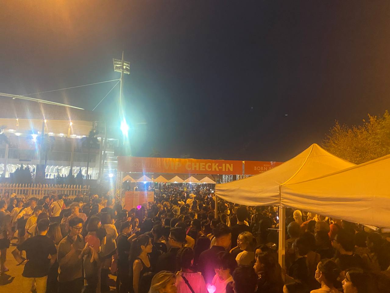 Các gia đình đến ủng hộ đêm diễn cuối cùng của BLACKPINK tại Hà Nội, nhiều người chấp nhận ôm vé vì không muốn bị ép giá - Ảnh 1.