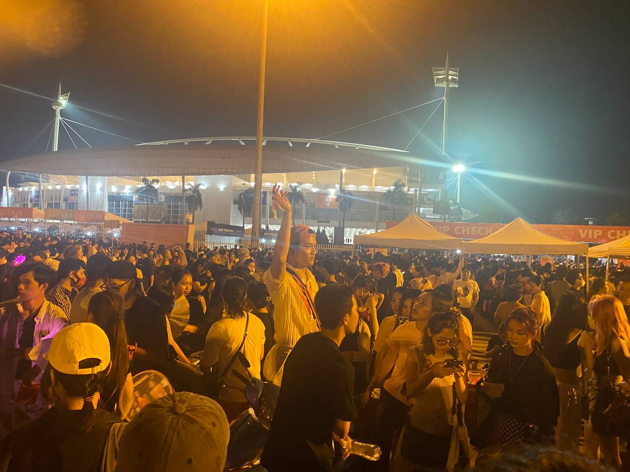 Các gia đình đến ủng hộ đêm diễn cuối cùng của BLACKPINK tại Hà Nội, nhiều người chấp nhận ôm vé vì không muốn bị ép giá - Ảnh 2.