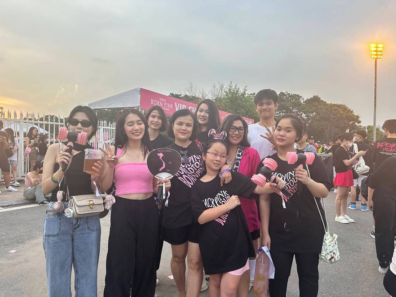 Các gia đình đến ủng hộ đêm diễn cuối cùng của BLACKPINK tại Hà Nội, nhiều người chấp nhận ôm vé vì không muốn bị ép giá - Ảnh 3.
