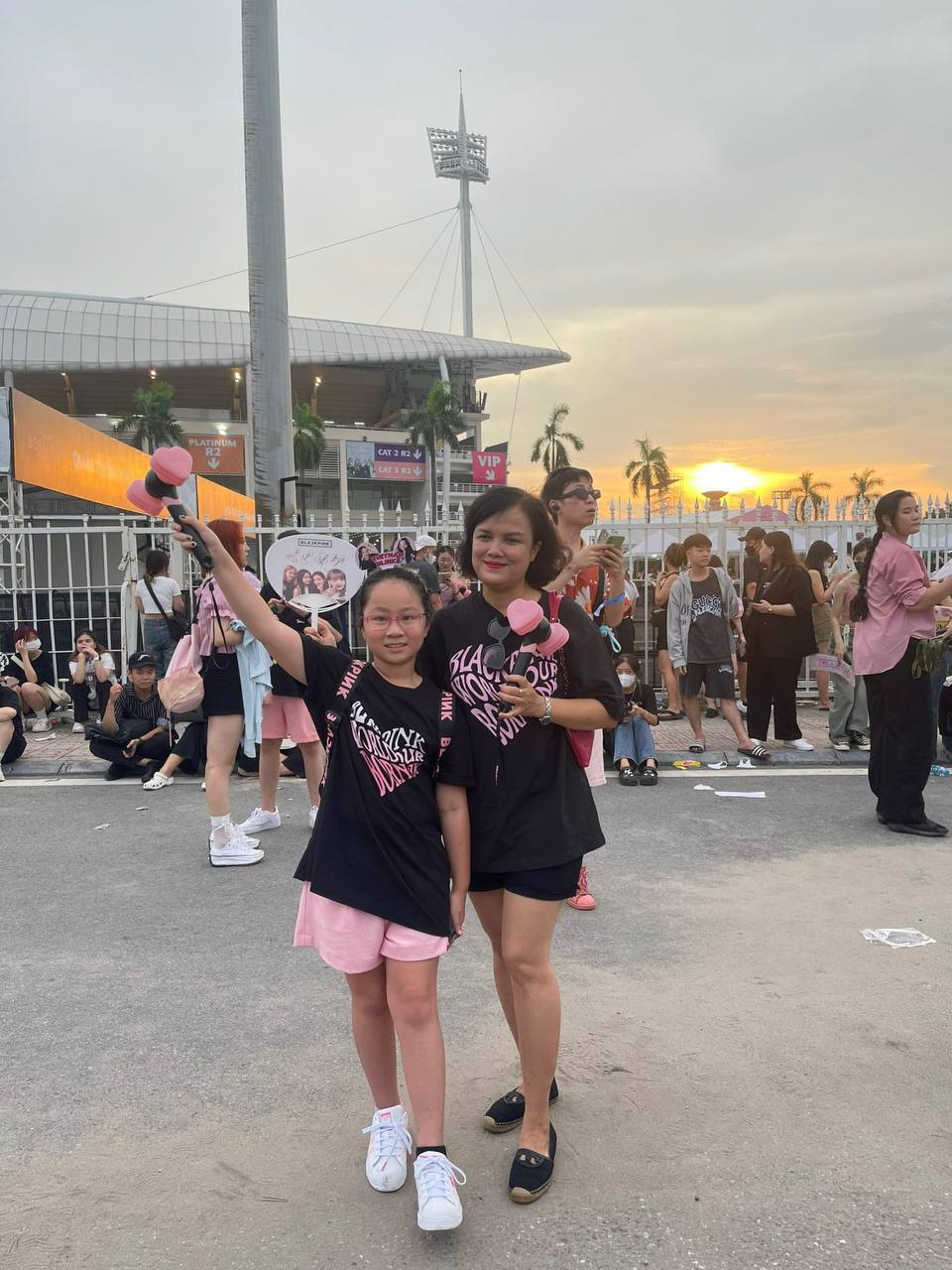 Các gia đình đến ủng hộ đêm diễn cuối cùng của BLACKPINK tại Hà Nội, nhiều người chấp nhận ôm vé vì không muốn bị ép giá - Ảnh 4.