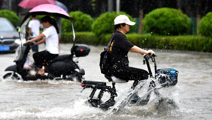 Bão Doksuri ở Trung Quốc: Gây mưa xối xả ở miền Bắc, cảnh báo mưa lớn tại Bắc Kinh - Ảnh 1.