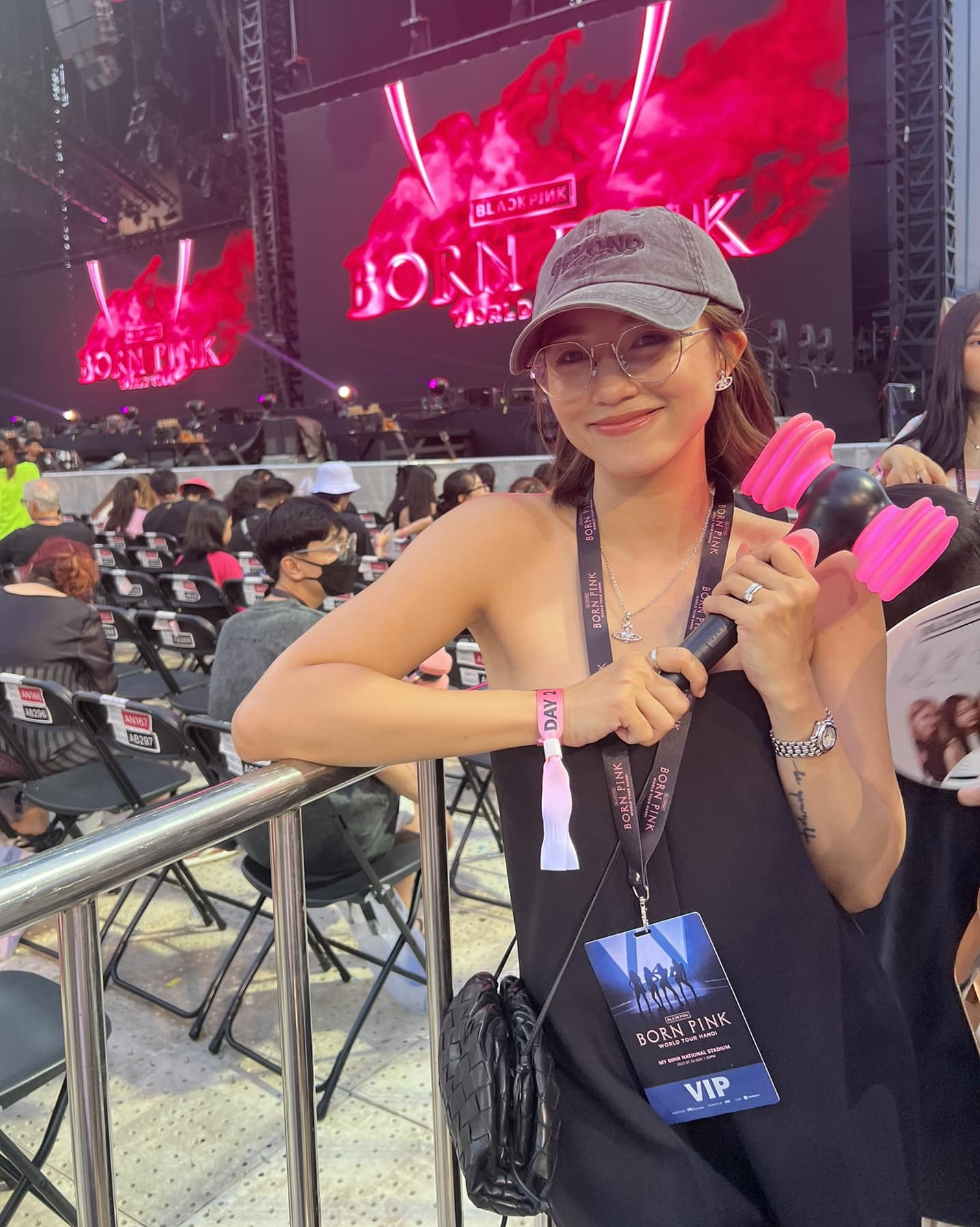 Khán giả diện đồ đối lập dự concert BLACKPINK ngày 2: Người đơn giản, người đầy phá cách - Ảnh 3.