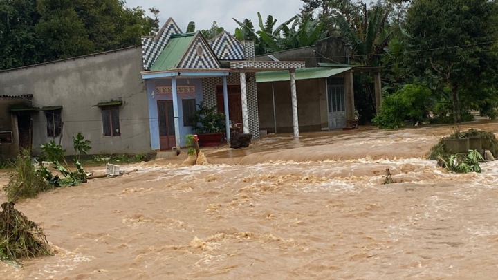 Mưa lớn kéo dài, nhiều tỉnh thành phía Nam thiệt hại nặng nề - Ảnh 1. Mưa lớn kéo dài, nhiều tỉnh thành phía Nam thiệt hại nặng nề - Ảnh 1.
