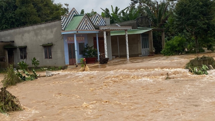 Mưa lớn kéo dài, nhiều tỉnh thành phía Nam thiệt hại nặng nề - Ảnh 1.