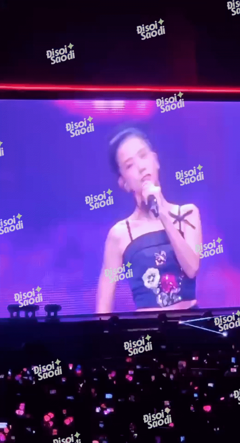 Giải cứu Jisoo: Đang hát thì suýt hét lên vì bọ ở SVĐ Mỹ Đình, biểu cảm nhăn nhó vừa thương vừa hài! - Ảnh 2.