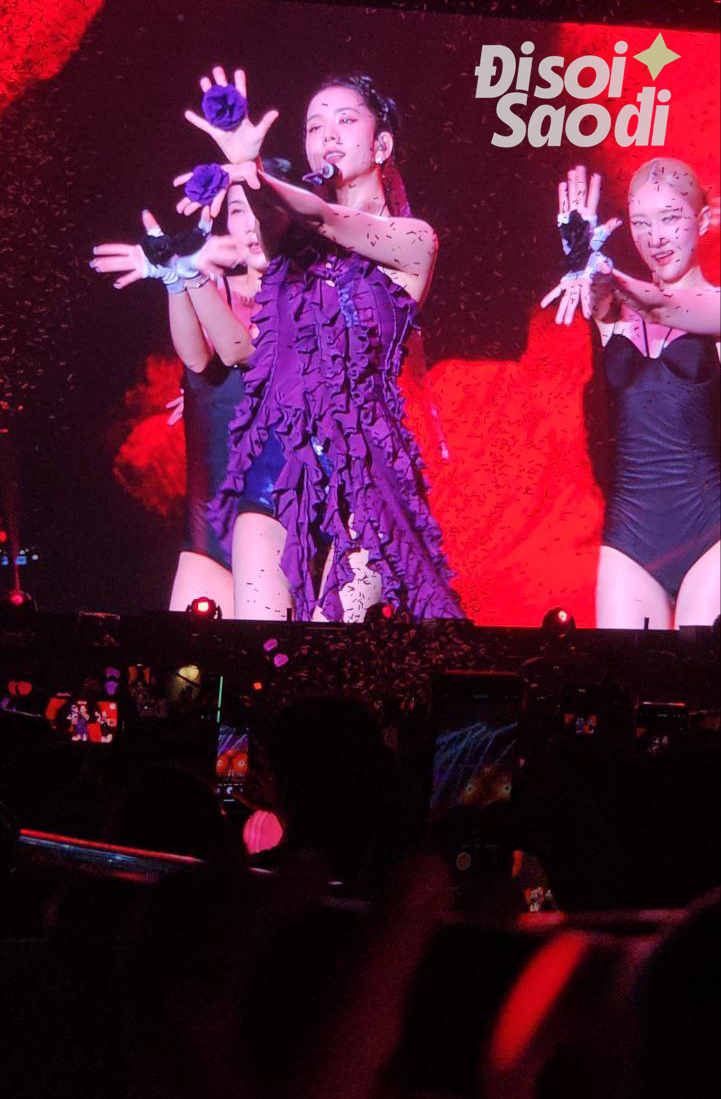 Outfit ngày 1 của BLACKPINK tại Born Pink Hà Nội: Toàn bộ set solo là đồ mới, set đồ nhóm giống buổi encore ở Pháp - Ảnh 4. Outfit ngày 1 của BLACKPINK tại Born Pink Hà Nội: Toàn bộ set solo là đồ mới, set đồ nhóm giống buổi encore ở Pháp - Ảnh 4.