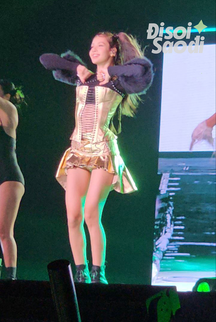 Outfit ngày 1 của BLACKPINK tại Born Pink Hà Nội: Toàn bộ set solo là đồ mới, set đồ nhóm giống buổi encore ở Pháp - Ảnh 5. Outfit ngày 1 của BLACKPINK tại Born Pink Hà Nội: Toàn bộ set solo là đồ mới, set đồ nhóm giống buổi encore ở Pháp - Ảnh 5.
