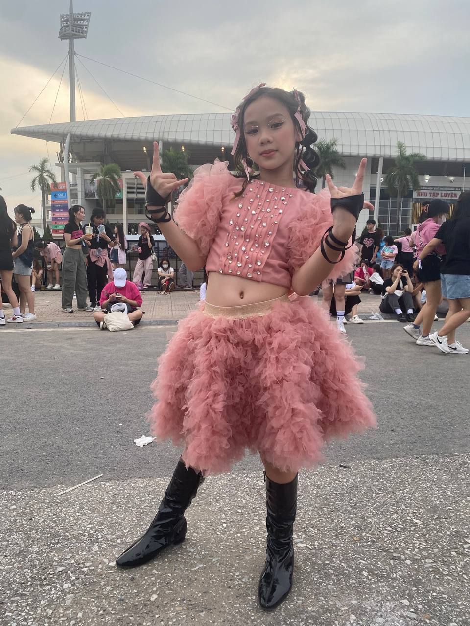 Khán giả diện đồ đối lập dự concert BLACKPINK ngày 2: Người đơn giản, người đầy phá cách - Ảnh 7.