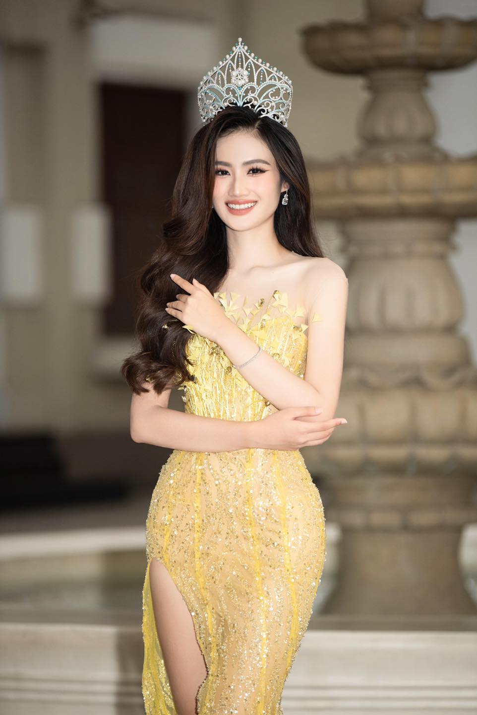 Tân Hoa hậu Ý Nhi bị tẩy chay rầm rộ vì &quot;vạ miệng&quot;, bà Phạm Kim Dung đau đầu &quot;giải cứu&quot; - Ảnh 3.
