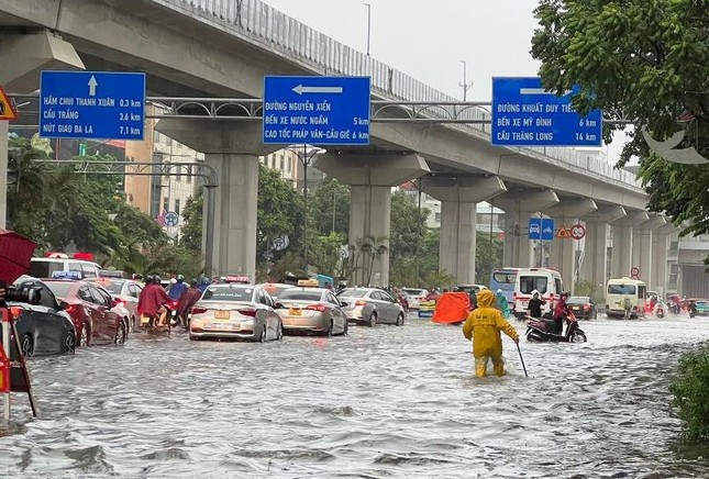 Vì sao nhiều tuyến phố Hà Nội ngập nặng sau mưa chiều 31/7? - Ảnh 1.