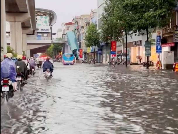 Vì sao nhiều tuyến phố Hà Nội ngập nặng sau mưa chiều 31/7? - Ảnh 2.