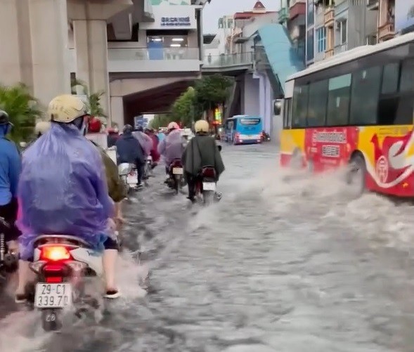 Vì sao nhiều tuyến phố Hà Nội ngập nặng sau mưa chiều 31/7? - Ảnh 3.