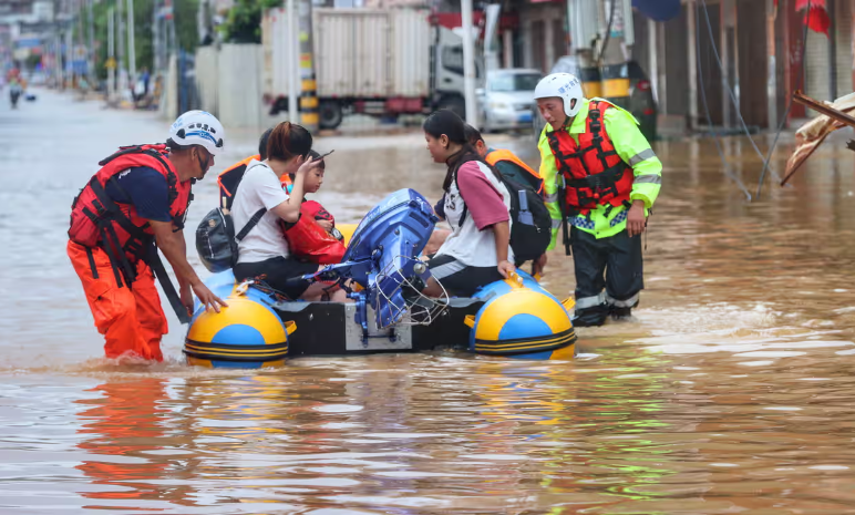 Bão Doksuri ở Trung Quốc: 31.000 người ở Bắc Kinh buộc phải sơ tán khi mưa lớn tấn công - Ảnh 1.