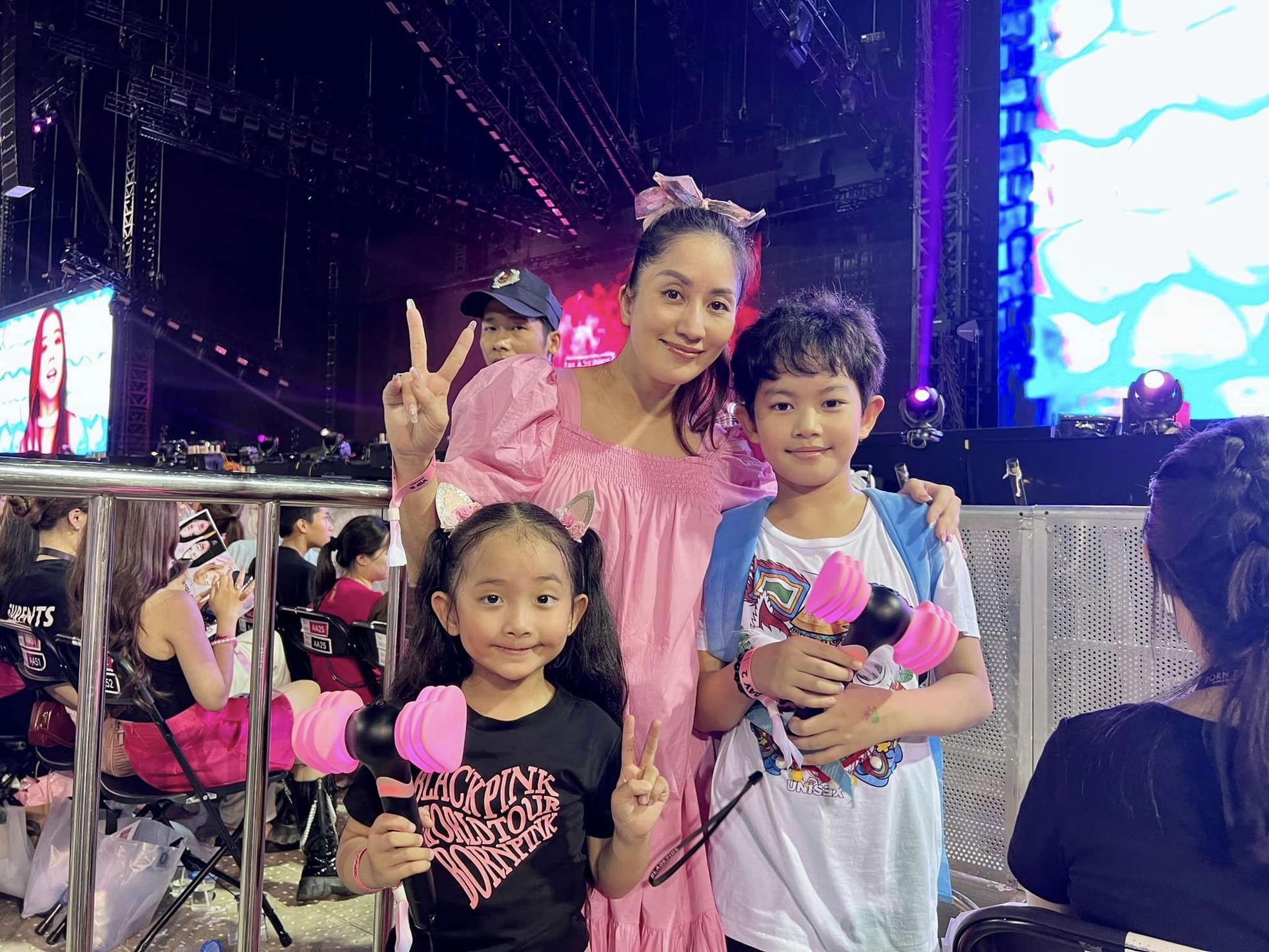 Huyền My, Ngọc Hân đi xem show BlackPink ngày thứ hai - Ảnh 12. Huyền My, Ngọc Hân đi xem show BlackPink ngày thứ hai - Ảnh 12.