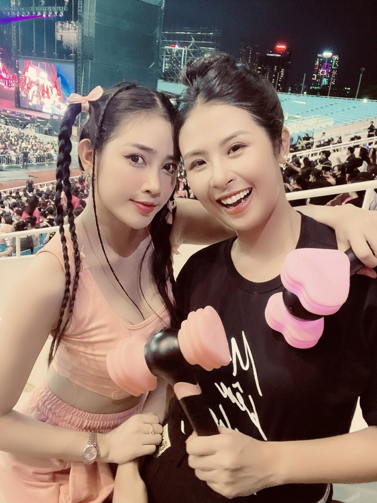 Huyền My, Ngọc Hân đi xem show BlackPink ngày thứ hai - Ảnh 3. Huyền My, Ngọc Hân đi xem show BlackPink ngày thứ hai - Ảnh 3.