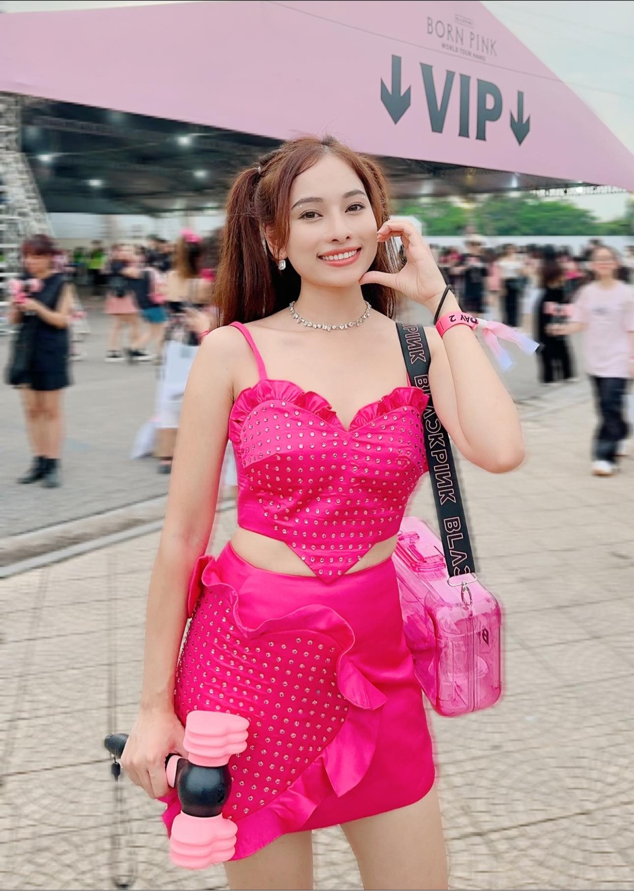 Huyền My, Ngọc Hân đi xem show BlackPink ngày thứ hai - Ảnh 8. Huyền My, Ngọc Hân đi xem show BlackPink ngày thứ hai - Ảnh 8.
