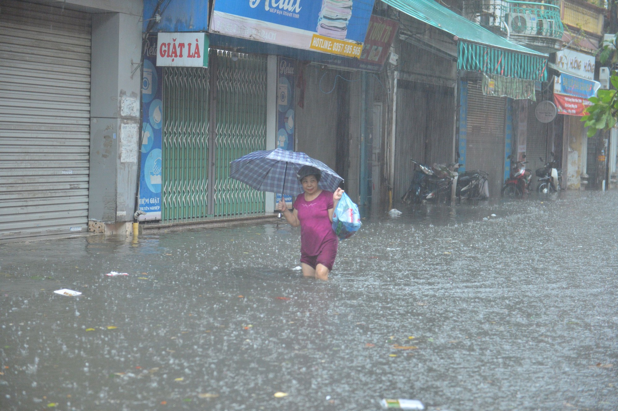 Bất lực đẩy ô tô chết máy giữa đường do ngập sau mưa lớn ở Hà Nội - Ảnh 4.