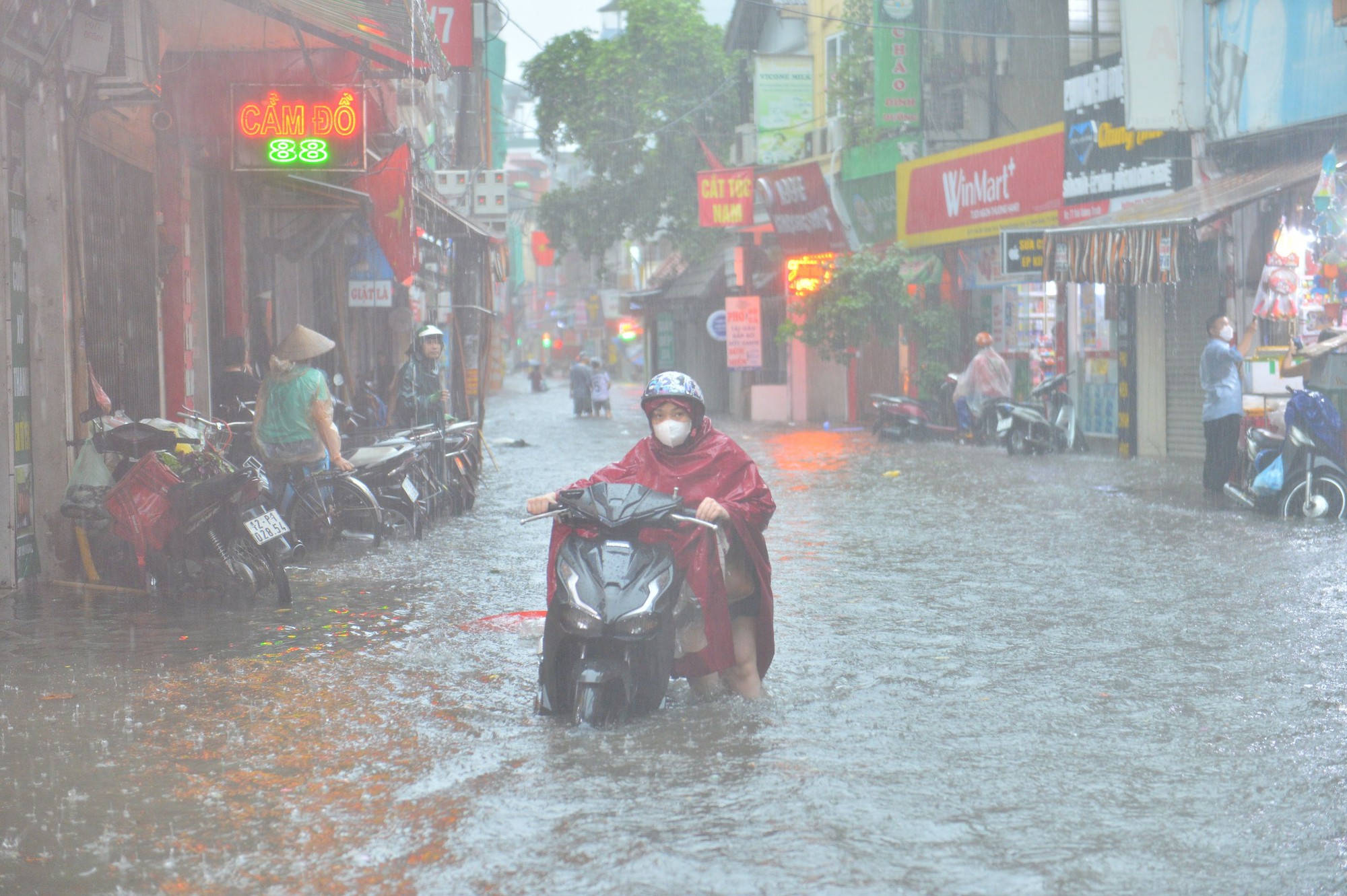 Bất lực đẩy ô tô chết máy giữa đường do ngập sau mưa lớn ở Hà Nội - Ảnh 6.