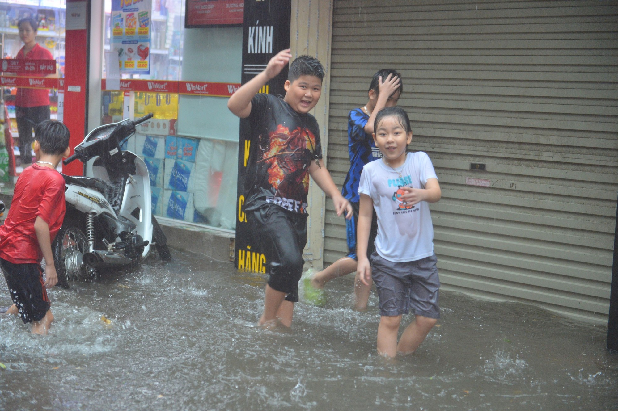 Bất lực đẩy ô tô chết máy giữa đường do ngập sau mưa lớn ở Hà Nội - Ảnh 3.