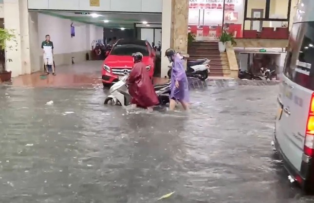 Vì sao nhiều tuyến phố Hà Nội ngập nặng sau mưa chiều 31/7? - Ảnh 4.