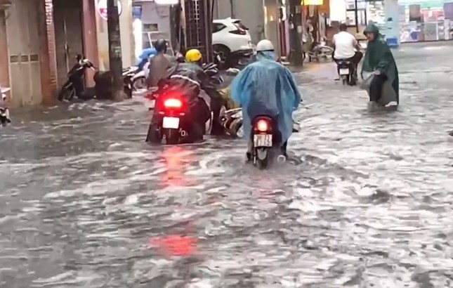 Vì sao nhiều tuyến phố Hà Nội ngập nặng sau mưa chiều 31/7? - Ảnh 5.
