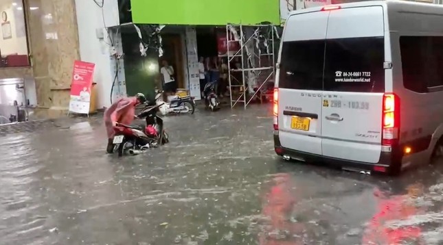 Vì sao nhiều tuyến phố Hà Nội ngập nặng sau mưa chiều 31/7? - Ảnh 6.