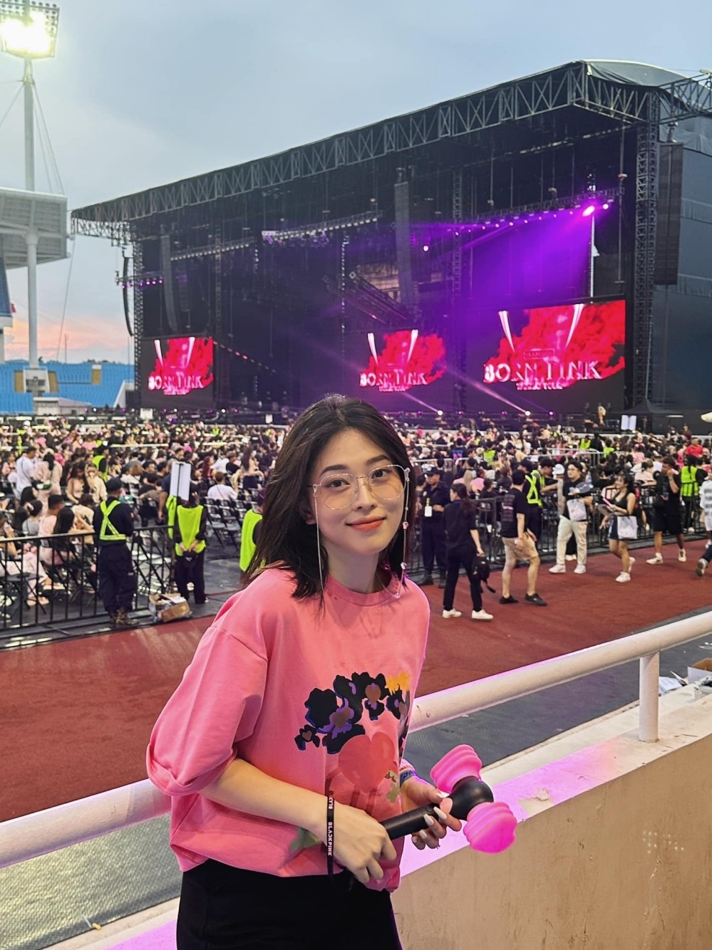 Huyền My, Ngọc Hân đi xem show BlackPink ngày thứ hai - Ảnh 5. Huyền My, Ngọc Hân đi xem show BlackPink ngày thứ hai - Ảnh 5.