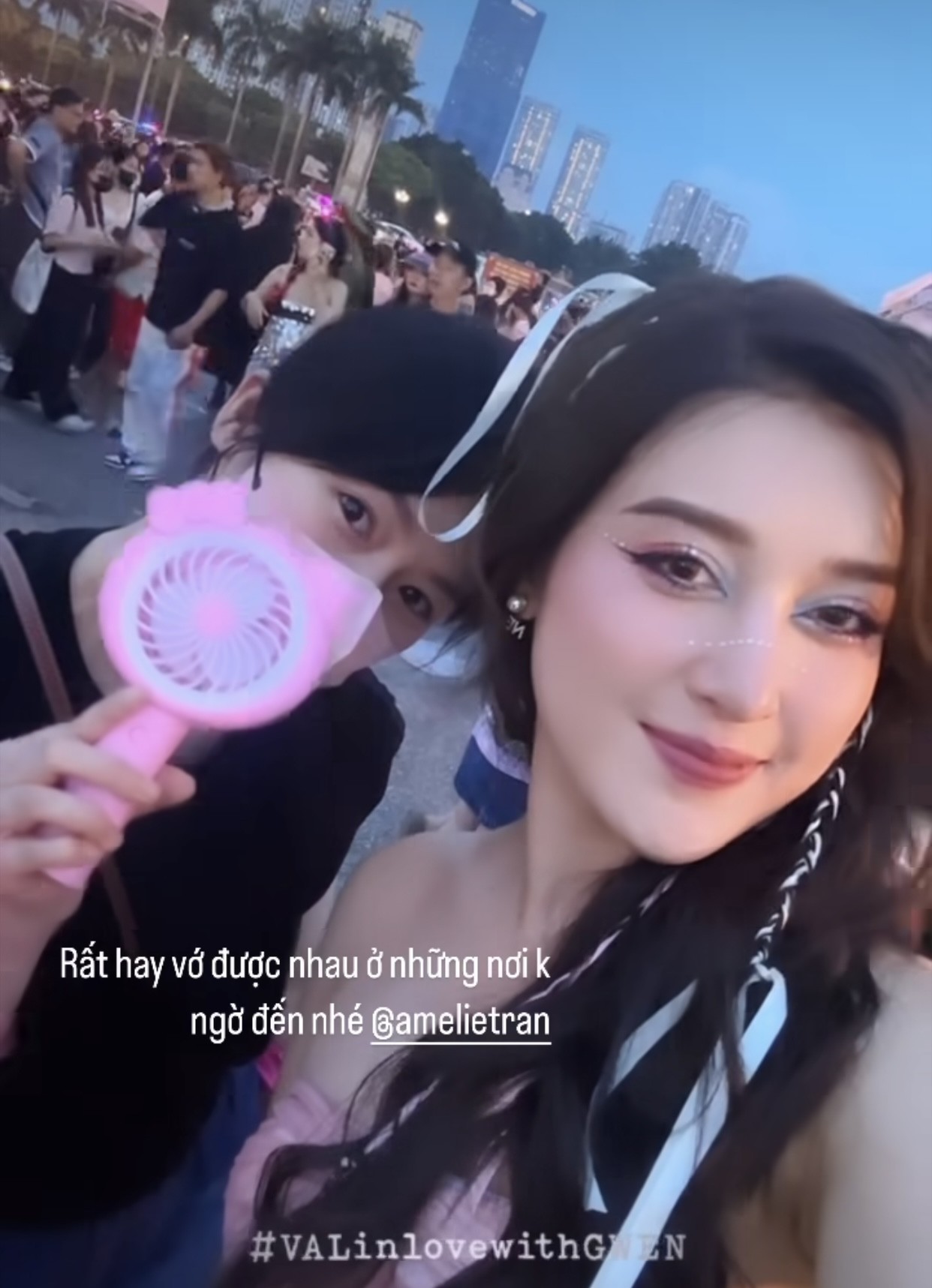 Huyền My, Ngọc Hân đi xem show BlackPink ngày thứ hai - Ảnh 2. Huyền My, Ngọc Hân đi xem show BlackPink ngày thứ hai - Ảnh 2.