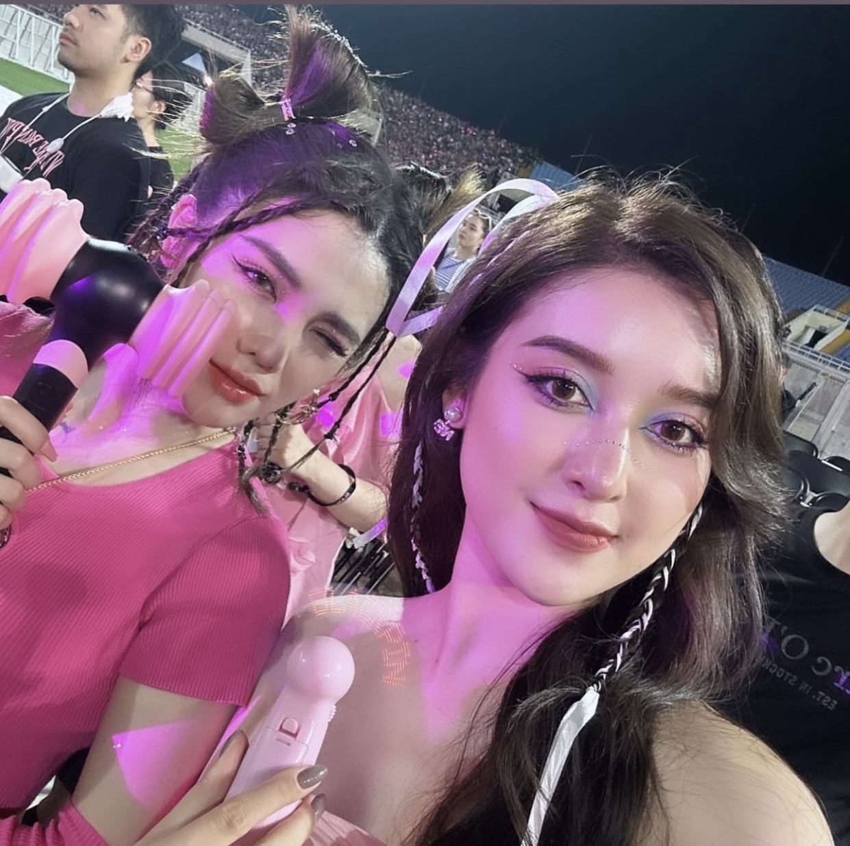 Huyền My, Ngọc Hân đi xem show BlackPink ngày thứ hai - Ảnh 1. Huyền My, Ngọc Hân đi xem show BlackPink ngày thứ hai - Ảnh 1.