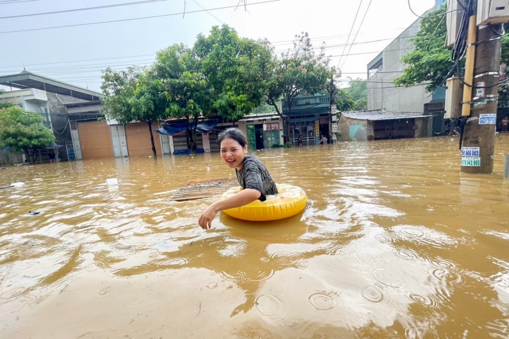 Mưa lớn khiến nhiều tuyến đường TP Lào Cai ngập sâu, người dân dùng phao đi trên phố - Ảnh 2.