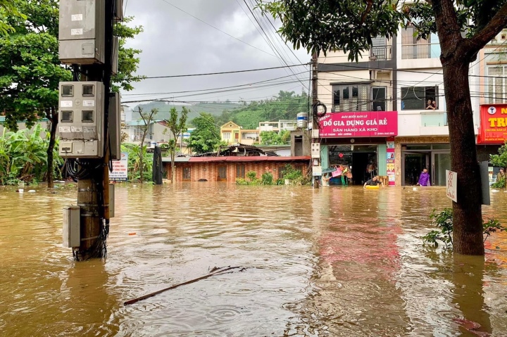 Mưa lớn khiến nhiều tuyến đường TP Lào Cai ngập sâu, người dân dùng phao đi trên phố - Ảnh 1.