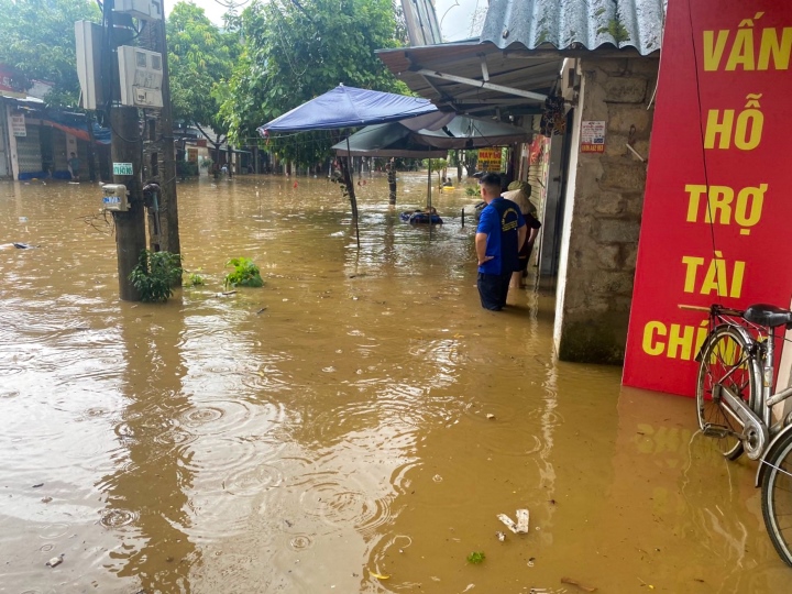 Mưa lớn khiến nhiều tuyến đường TP Lào Cai ngập sâu, người dân dùng phao đi trên phố - Ảnh 5.