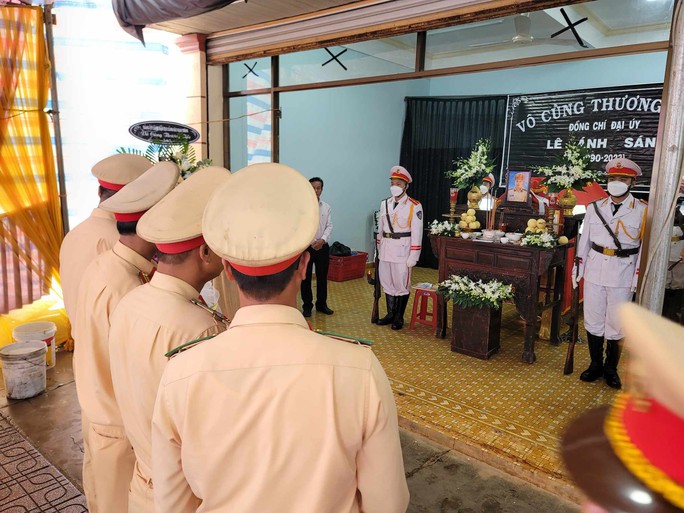 Bộ Công an thăng quân hàm cho 3 cán bộ CSGT hy sinh trong vụ sạt lở đất - Ảnh 2. Bộ Công an thăng quân hàm cho 3 cán bộ CSGT hy sinh trong vụ sạt lở đất - Ảnh 2.