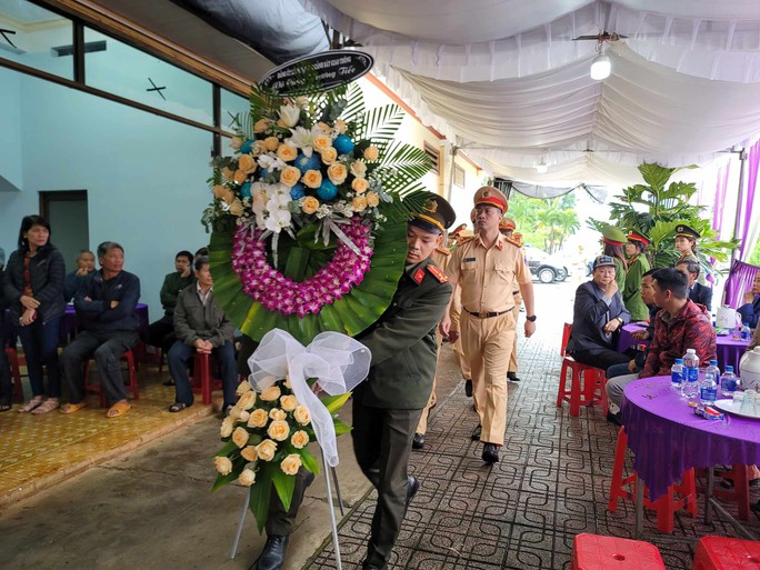 Bộ Công an thăng quân hàm cho 3 cán bộ CSGT hy sinh trong vụ sạt lở đất - Ảnh 1. Bộ Công an thăng quân hàm cho 3 cán bộ CSGT hy sinh trong vụ sạt lở đất - Ảnh 1.