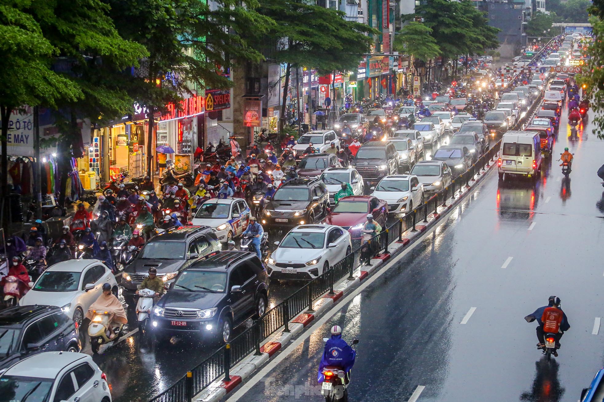 Mưa tầm tã, đường phố Hà Nội tắc &quot;không lối thoát&quot; - Ảnh 10.