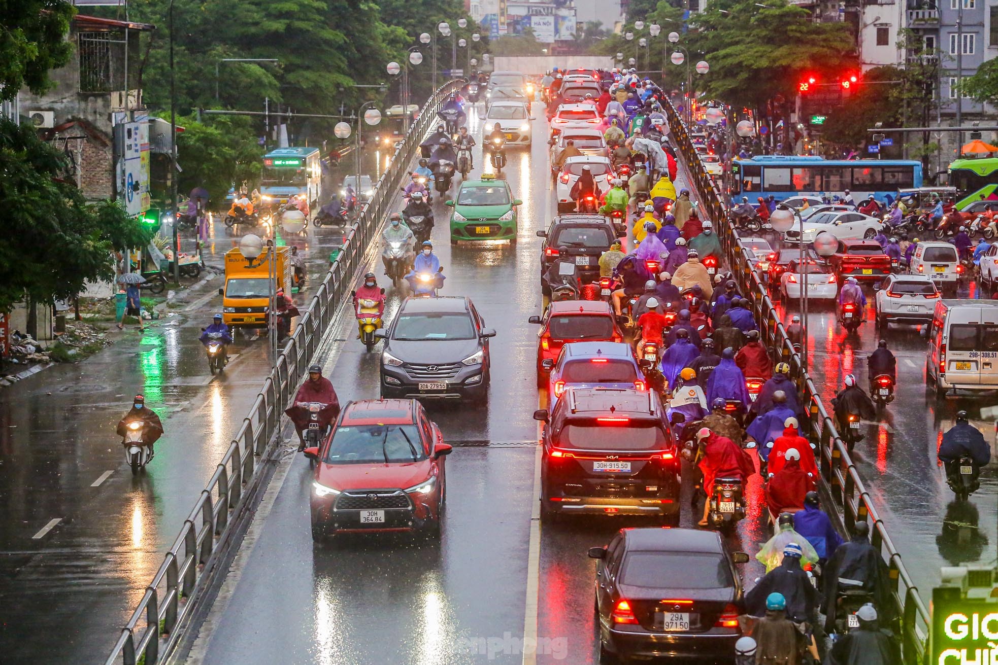 Mưa tầm tã, đường phố Hà Nội tắc &quot;không lối thoát&quot; - Ảnh 12.