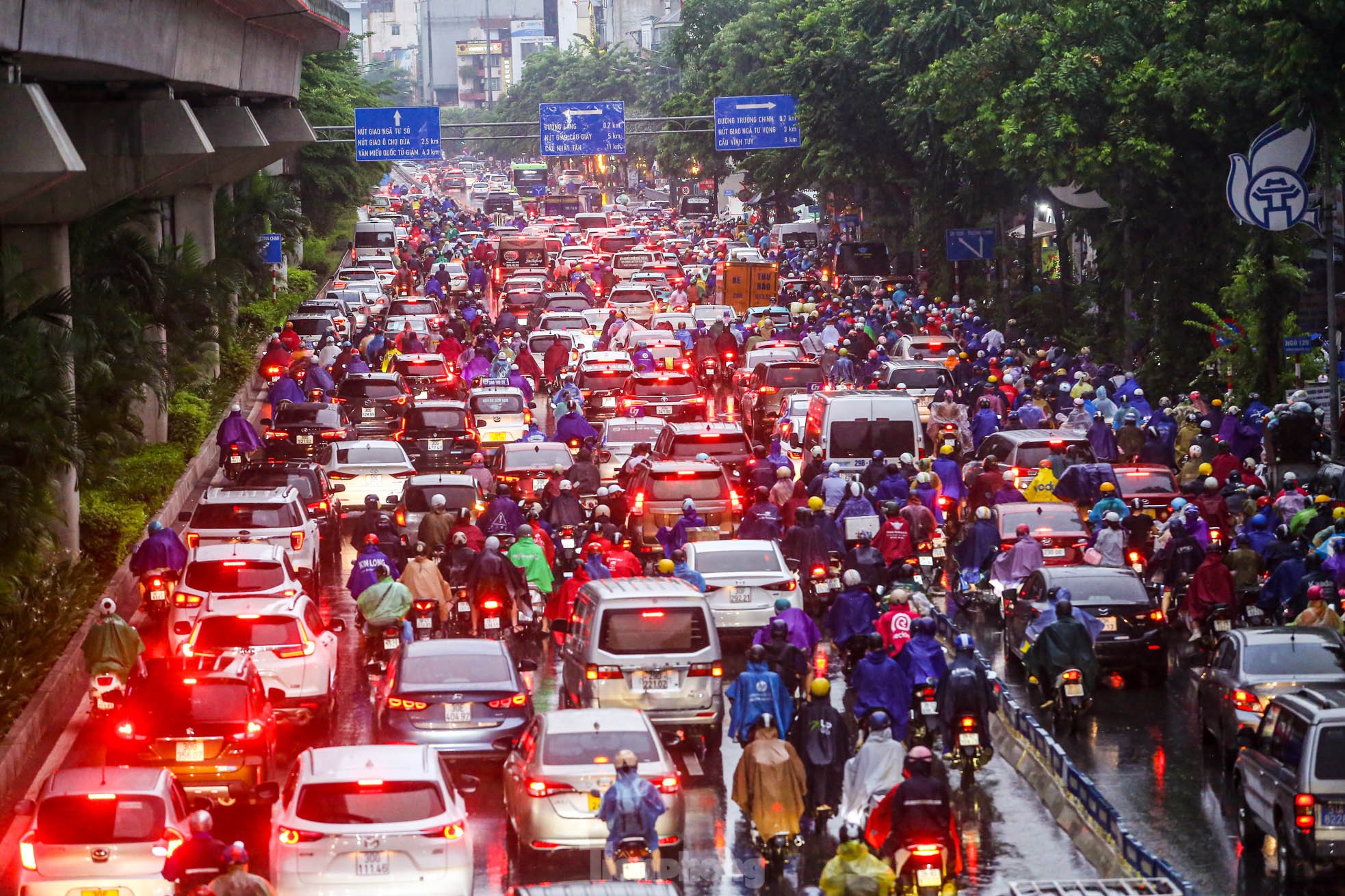 Mưa tầm tã, đường phố Hà Nội tắc &quot;không lối thoát&quot; - Ảnh 2.